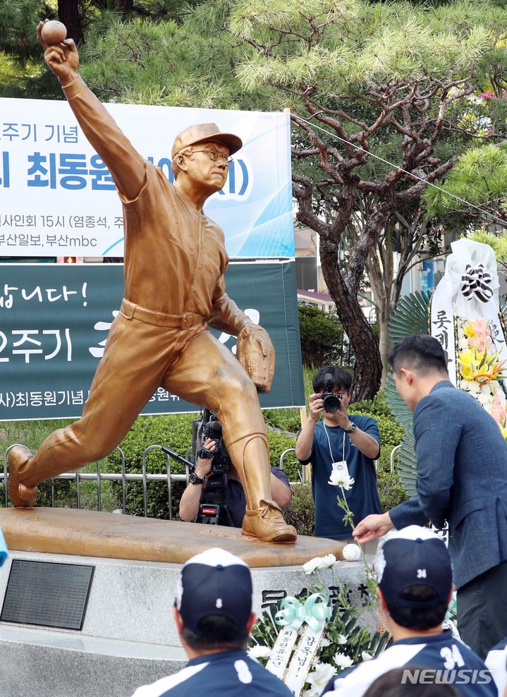 [부산=뉴시스] 하경민 기자 = 고 최동원(1958~2011) 선수의 12주기 추모행사가 열린 12일 부산 동래구 사직야구장 광장 최동원 동상 앞에서 롯데 자이언츠 관계자가 헌화하고 있다. 2023.09.12. yulnetphoto@newsis.com