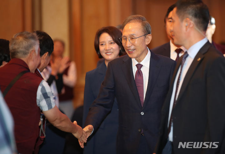 [서귀포=뉴시스] 우장호 기자 = 이명박 전 대통령이 12일 오후 서귀포시 롯데호텔 제주에서 열린 '2023 중소기업 리더스포럼' 개막식에 참석해 참석자들과 인사를 나누고 있다. 이 전 대통령이 공개 연설에 나서는 것은 지난해 12월 특별사면 이후 처음이다. 2023.09.12. woo1223@newsis.com