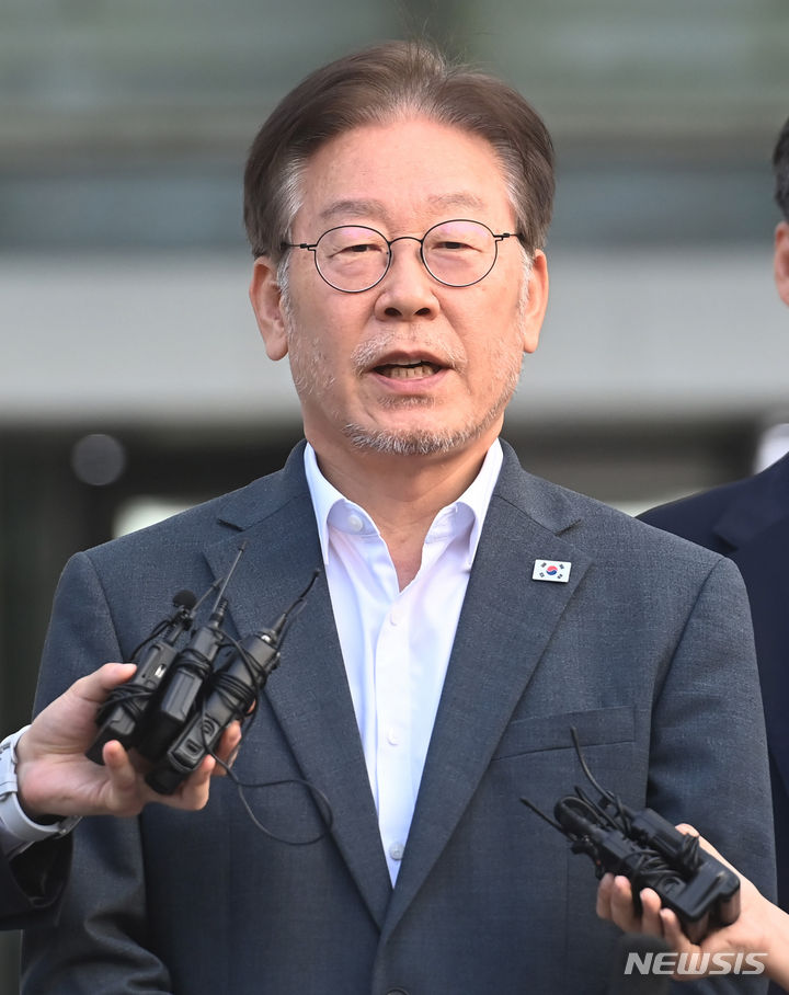 [수원=뉴시스] 김종택 기자 = 이재명 더불어민주당 대표가 12일 오후 경기도 수원지방검찰청에서 '쌍방울 그룹 대북 송금' 의혹 관련 피의자 신분으로 조사를 받은 뒤 취재진 질문에 답하고 있다. 2023.09.12. jtk@newsis.com