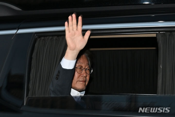 [수원=뉴시스] 김종택 기자 = 단식 13일 차 더불어민주당 이재명 대표가 ‘쌍방울 그룹 대북 송금’ 의혹 관련 12일 오후 수원시 수원지방검찰청에 출석, 조사를 마친 뒤 차량에 올라 손을 흔들고 있다.&nbsp; (공동취재사진) 2023.09.12. photo@newsis.com
