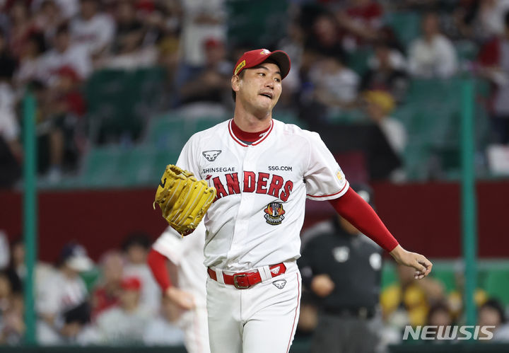 [인천=뉴시스] 고승민 기자 = 12일 인천 SSG랜더스필드에서 열린 2023 KBO KT wiz 대 SSG 랜더스 경기, 6회초 KT 공격 1사 1루 상황, 1번타자 김민혁을 볼넷으로 처리한 SSG 선발투수 김광현이 아쉬워하고 있다. 2023.09.12. kkssmm99@newsis.com