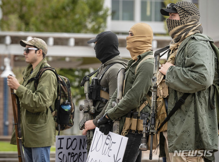 [앨버커키=AP/뉴시스] 2023년 9월12일 미 뉴멕시코주 앨버커키에서 총기를 소지한 주민들이 미셸 루한 그리셤 주지사의 공공장소 무기소지 금지령에 반대하는 집회에 참석하고 있다. 미국 국내에서 무면허 업자들의 불법 거래로 판매된 총기가 지난 5년 동안 6만 8000정이 넘는다고 미 연방 주류담배 총기 폭약 단속국이 4월 4일 통계를 발표했다. 2024. ;04.05. 