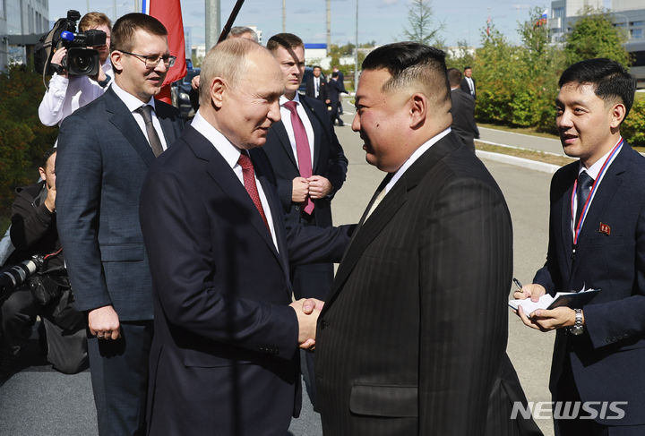 [보스토치니=AP/뉴시스] 13일(현지시간) 러시아 극동 아무르주에 위치한 보스토치니 우주기지에서 김정은 북한 국무위원장과 블라디미르 푸틴 러시아 대통령이 만나 악수하고 있다. 2023.09.13.