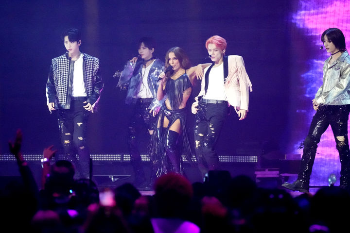 [서울=AP/뉴시스] 투모로우바이투게더 & 아니타