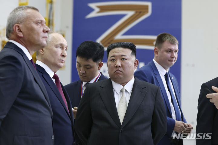 [보스토치니=AP/뉴시스] 김정은 북한 국무위원장과 블라디미르 푸틴 러시아 대통령이 13일(현지시간) 러시아 극동 아무르주에 위치한 보스토치니 우주기지를 둘러보고 있다. 2023.09.13.