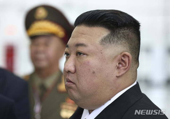 [보스토치니=AP/뉴시스] 김정은 북한 국무위원장이 13일(현지시간) 러시아 극동 아무르주에 위치한 보스토치니 우주기지를 둘러보고 있다. 2023.09.13.