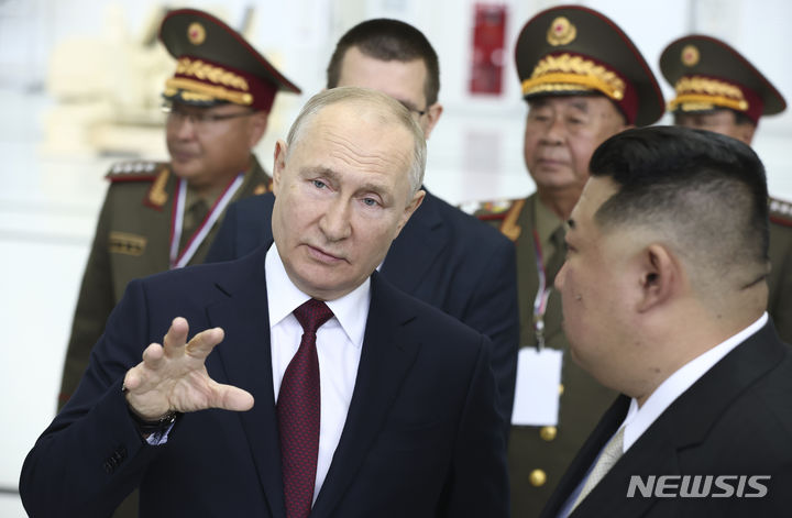 [보스토치니=AP/뉴시스] 김정은 북한 국무위원장과 블라디미르 푸틴 러시아 대통령이 13일(현지시간) 러시아 극동 아무르주에 위치한 보스토치니 우주기지에서 만나 대화하고 있다. 2023.09.13.