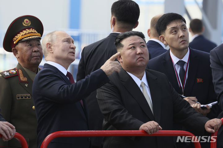 [보스토치니=AP/뉴시스] 김정은(오른쪽 두 번째) 북한 국무위원장이 지난해 9월13일(현지시각) 러시아 아무르주 보스토치니 우주기지에서 블라디미르 푸틴 러시아 대통령과 회담 후 소유스-2 로켓 발사 시설을 둘러보고 있는 모습. 2024.06.17.