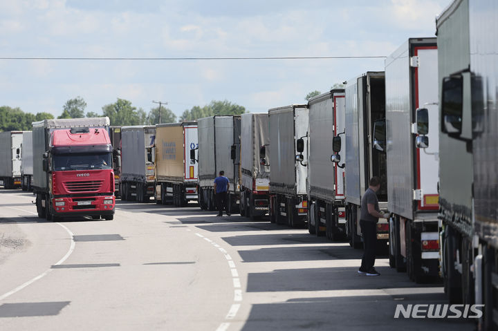 [체르니셰프스코예(러시아)=AP/뉴시스] 러시아 칼리닌그라드 지역의 러시아-리투아니아 국경에 있는 체르니셰프스코예 세관 검문소에 2022년 6월22일 트럭들이 줄지어 서 있다. 에스토니아와 라트비아, 리투아니아 등 발트 3국은 2023년 9월 13일 러시아 번호판을 단 차량의 자국 영토 진입을 금지했다. 이는 우크라이나와의 전쟁에 대한 유럽연합(EU)의 러시아 제재 조치에 따라 취해진 조치였다. 2024.06.14.