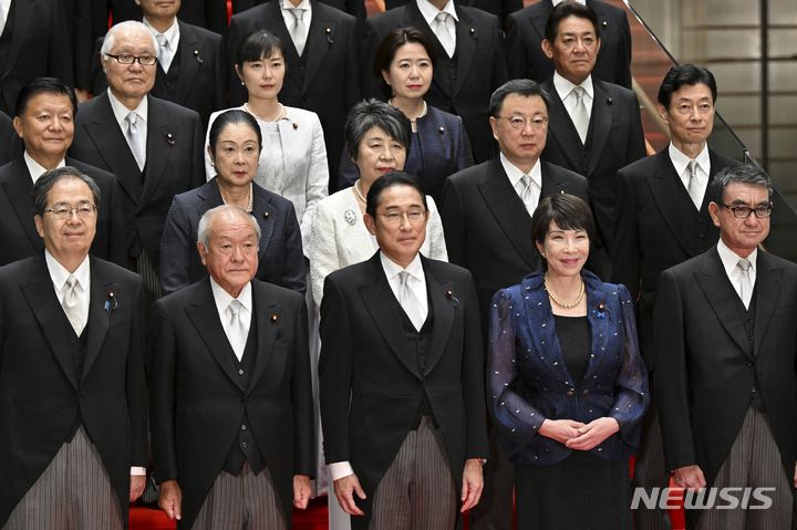 [도쿄=AP/뉴시스]내년 일본 집권 자민당 총재 선거를 앞두고, 당내 잠룡들이 잇따라 공부회를 발족하고 있다. 지지율이 최저치를 찍은 기시다 후미오(岸田文雄) 총리를 견제할 목적이 엿보인다. 사진은 기시다 총리(맨 앞 줄 가운데)가 지난 9월 13일 개각을 단행한 후 새로운 내각 각료들과 기념 촬영을 하고 있는 모습. 그의 오른쪽에 다카아치 사나에 경제안보상이 미소 짓고 있다. 2023.11.15.