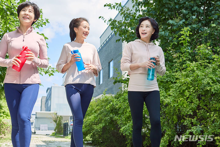 [서울=뉴시스]40세 이후부터 고강도 걷기 운동을 하면 퇴행성 뇌질환인 알츠하이머병 관련 인지 저하를 늦추거나 예방할 수 있다는 연구 결과가 나왔다. (사진= 게티이미지뱅크 제공) 2023.09.13. photo@newsis.com. 