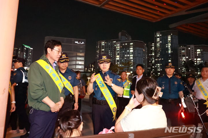 [수원=뉴시스] 양효원 기자 = 홍기현 경기남부경찰청장이 화성시 동탄 호수공원 일대를 찾아 합동순찰을 벌이고 있다. 합동순찰은 최근 잇따르는 이상동기 범죄 경각심 제고와 시민 불안감 해소를 위해 마련됐다. (사진=경기남부경찰청 제공) 2023.9.13. hyo@newsis.com *재판매 및 DB 금지