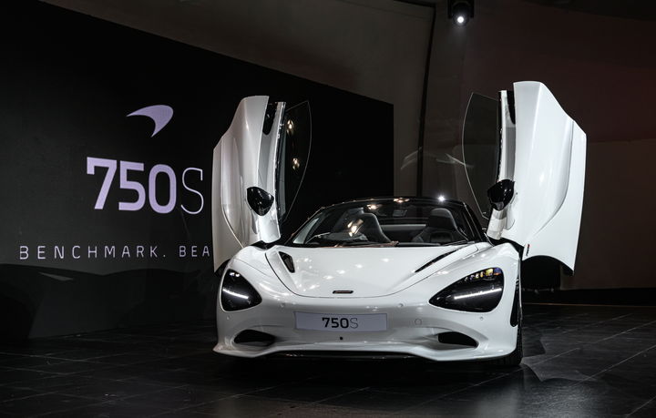 [서울=뉴시스] 맥라렌이 13일 서울 서초구 세빛섬 플로팅 아일랜드에서 컨버터블 스포츠카 '750S' 국내 출시 행사를 열었다. 이번에 공개된 750S는 쿠페와 스파이더 총 2가지 기종으로 출시되며 힌국에선 스파이더를 선보였다. (사진=맥라렌 제공) 2023.09.13 photo@newsis.com *재판매 및 DB 금지