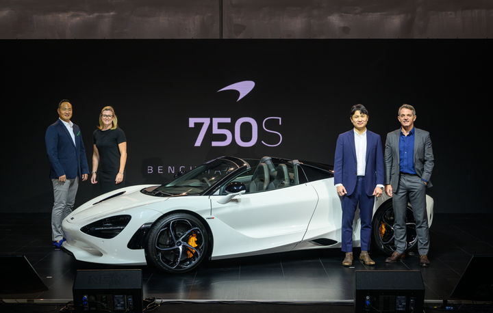 [서울=뉴시스] 맥라렌이 13일 서울 서초구 세빛섬 플로팅 아일랜드에서 컨버터블 스포츠카 '750S' 국내 출시 행사를 열었다. 왼쪽부터 이태흥 맥라렌 서울 대표, 샬롯 딕슨 맥라렌 아시아 태평양 총괄, 이승윤 맥라렌 서울 총괄이사, 매티아스 웨스코프 맥라렌 북아시아 매니저. (사진=맥라렌 제공) 2023.09.13 photo@newsis.com *재판매 및 DB 금지