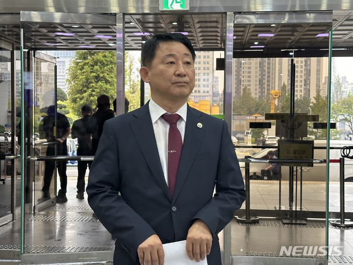 [대전=뉴시스] 김도현 기자 = 서철모 대전 서구청장이 13일 오후 대전지법에서 위탁선거법 위반 혐의로 벌금 500만원을 선고받은 뒤 취재진 질문에 답변하고 있다. 2023.09.13. photo@newsis.com