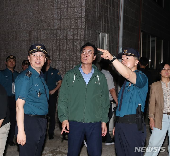 [화성=뉴시스] 정명근 화성시장이 봉담읍 성범죄자 박병화 주거지 일대에서 치안상황을 점검하고 있다. (사진 = 화성시 제공)