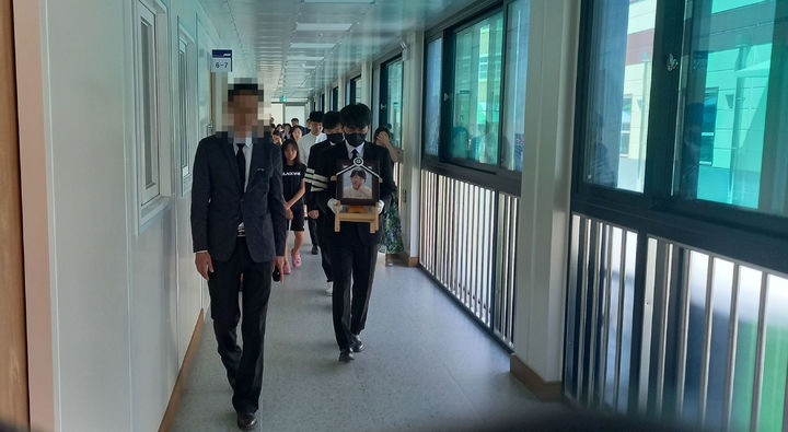 A씨 유족이 영정사진을 들고 교내를 돌고 있는 모습 *재판매 및 DB 금지