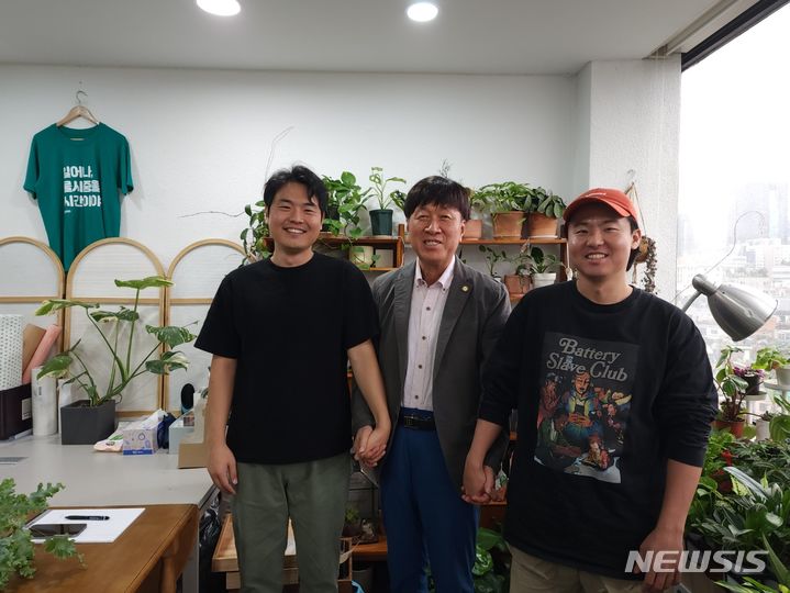 [서울=뉴시스] 창업진흥원은 구글플레이와 함께하는 '창구' 프로그램에 참여 중인 인공지능(AI) 기반 반려식물 스타트업 그루우를 방문했다고 13일 밝혔다. (사진=창업진흥원 제공) 2023.09.13. photo@newsis.com