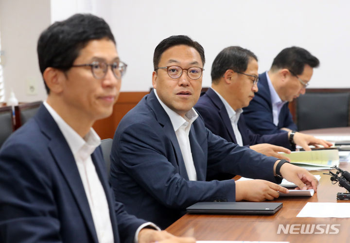 [서울=뉴시스] 배훈식 기자 = 김병환 기획재정부 1차관이 13일 오전 서울 종로구 정부서울청사에서 열린 제9차 일자리 TF회의에 참석해 발언하고 있다. 2023.09.13. dahora83@newsis.com