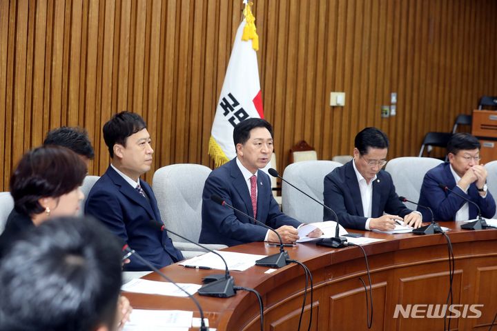 교권회복과 강화를 위한 국민의힘-교원단체 간담회. [서울=뉴시스] 조성봉 기자= 김기현 국민의힘 대표가 13일 오전 서울 여의도 국회에서 열린 ‘교권회복과 강화를 위한 국민의힘-교원단체 간담회'에서 발언을 하고 있다. 2023.09.13. suncho21@newsis.com