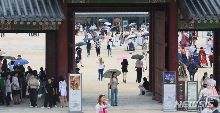 [서울=뉴시스] 최진석 기자 = 전국 곳곳에 가을비가 내리고 있는 13일 서울 종로구 경복궁을 찾은 관람객들이 우산을 쓰고 있다. 2023.09.13. myjs@newsis.com