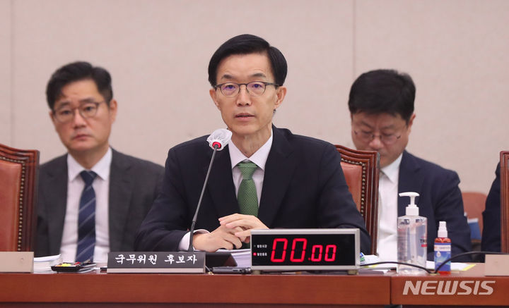 [서울=뉴시스] 추상철 기자 = 방문규 산업통상자원부 장관 후보자가 13일 오전 서울 여의도 국회에서 열린 인사청문회에서 의원의 질의에 답변하고 있다. 2023.09.13. scchoo@newsis.com