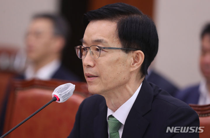 [서울=뉴시스] 추상철 기자 = 방문규 산업통상자원부 장관 후보자가 13일 오전 서울 여의도 국회에서 열린 인사청문회에서 의원의 질의에 답변하고 있다. 2023.09.13. scchoo@newsis.com