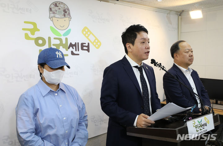 [서울=뉴시스] 황준선 기자 = 군인권센터가 김용원 군인권보호관 겸 인권위 상임위원에 대한 기피신청서를 제출했다. 사진은 임태훈 군인권센터 소장이 지난 13일 오전 서울 마포구 군인권센터에서 열린 해병대 실종자 수색 사고 생존자 가족의 임성근 해병1사단장 고발 기자회견에서 기자회견 취지를 밝히고 있는 모습. 2023.09.13. hwang@newsis.com