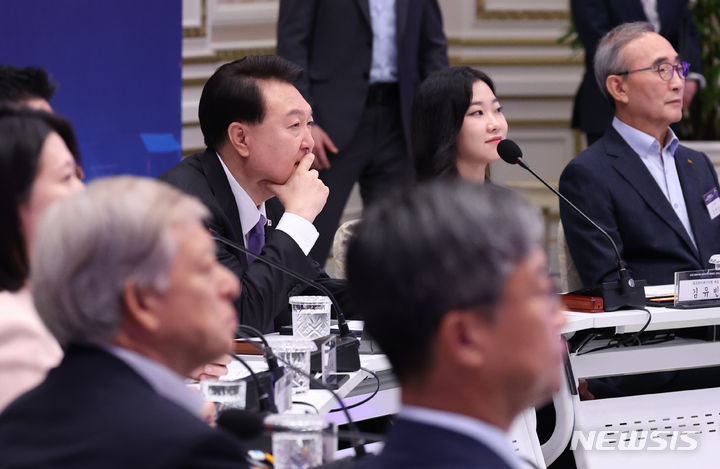 [서울=뉴시스] 홍효식 기자 = 윤석열 대통령이 13일 청와대 영빈관에서 열린 제20차 비상경제민생회의 겸 대한민국 초거대 AI 도약 회의에서 주제영상을 시청하고 있다. (대통령실통신사진기자단) 2023.09.13. yesphoto@newsis.com