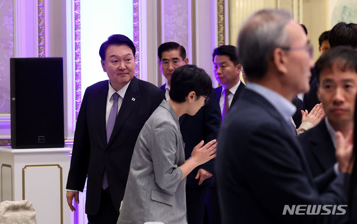 [서울=뉴시스] 홍효식 기자 = 윤석열 대통령이 13일 청와대 영빈관에서 열린 제20차 비상경제민생회의 겸 대한민국 초거대 AI 도약 회의에 입장하고 있다. (대통령실통신사진기자단) 2023.09.13. yesphoto@newsis.com