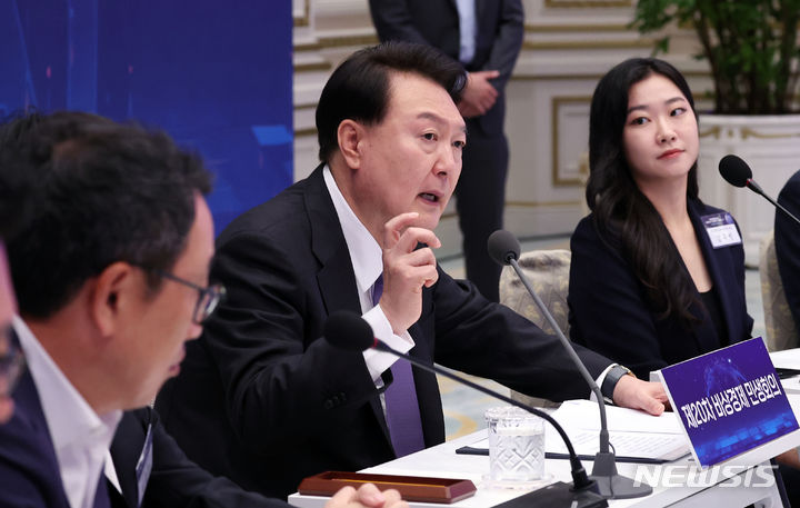 [서울=뉴시스] 홍효식 기자 = 윤석열 대통령이 13일 청와대 영빈관에서 제20차 비상경제민생회의 겸 대한민국 초거대 AI 도약 회의를 주재하고 있다. (대통령실통신사진기자단) 2023.09.13. yesphoto@newsis.com