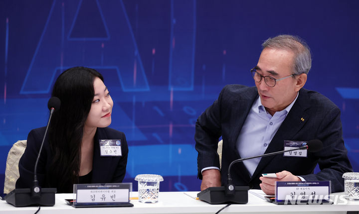 [서울=뉴시스] 홍효식 기자 = 김영섭(오른쪽) KT 대표가 13일 청와대 영빈관에서 열린 제20차 비상경제민생회의 겸 대한민국 초거대 AI 도약 회의에 참석해 있다. (대통령실통신사진기자단) 2023.09.13. yesphoto@newsis.com