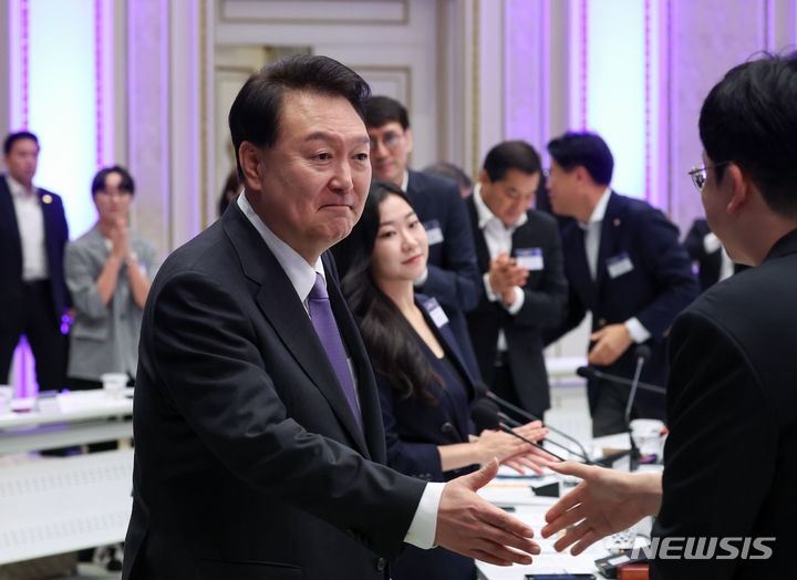 [서울=뉴시스] 홍효식 기자 = 윤석열 대통령이 13일 청와대 영빈관에서 열린 제20차 비상경제민생회의 겸 대한민국 초거대 AI 도약 회의에 입장하며 참석자들과 인사하고 있다. (대통령실통신사진기자단) 2023.09.13. yesphoto@newsis.com