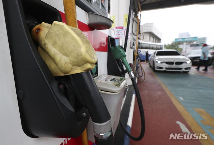 [서울=뉴시스] 김근수 기자 = 서울 서초구 경부고속도로 부산방향 만남의 광장 주유소에서 시민들이 주유하고 있다. 2023.09.13. ks@newsis.com