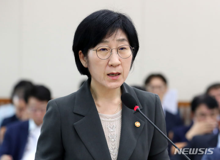 [서울=뉴시스] 이영환 기자 = 한화진 환경부 장관이 지난 9월13일 오후 서울 여의도 국회에서 열린 환경노동위원회 전체회의에서 법안 관련 제안설명을 하고 있는 모습. 2023.09.13. 20hwan@newsis.com