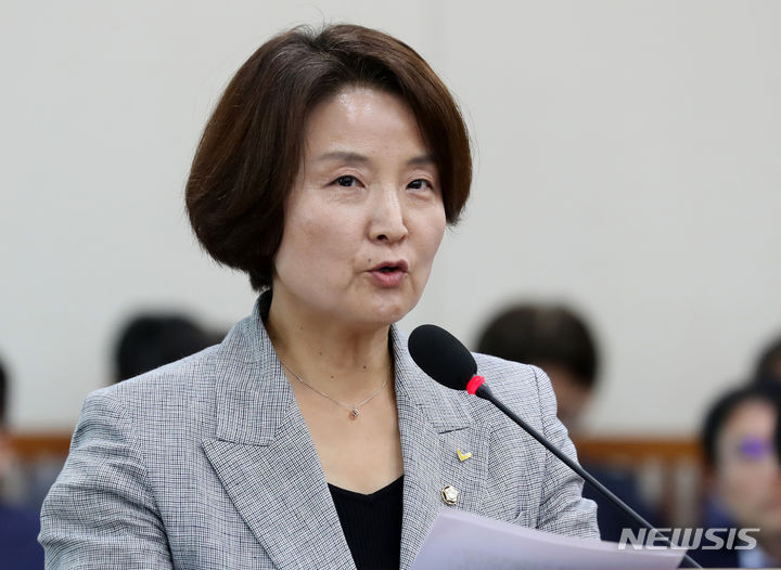 [서울=뉴시스] 이영환 기자 = 이은주 정의당 의원이 13일 오후 서울 여의도 국회에서 열린 환경노동위원회 전체회의에서 법안 관련 제안설명을 하고 있다. 2023.09.13. 20hwan@newsis.com