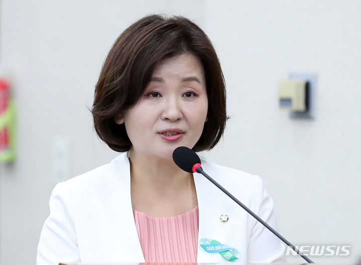 [서울=뉴시스] 이영환 기자 = 이수진 더불어민주당 의원이 지난 13일 오후 서울 여의도 국회에서 열린 환경노동위원회 전체회의에서 법안 관련 제안설명을 하고 있다. 2023.09.13. 20hwan@newsis.com