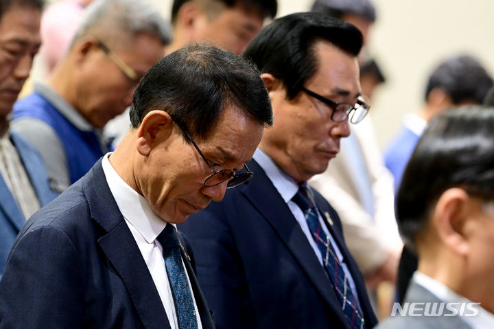 [광주=뉴시스] 이영주 기자 = 황일봉 5·18민주화운동부상자회장과 정성국 5·18공로자회장이 13일 오후 광주 동구 전일빌딩245에서 열린 5·18 공론화 프로젝트 오월의 대화 토론회에 참석해 5·18 영령에 묵념하고 있다. 2023.09.13. leeyj2578@newsis.com