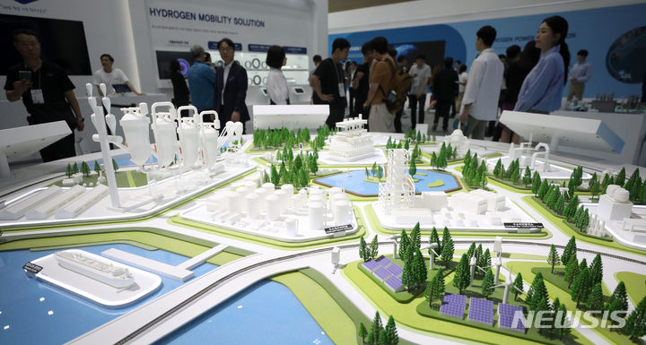 [고양=뉴시스] 김선웅 기자 = 13일 경기 고양시 킨텍스에서 수소산업전문전시회 H2 MEET 2023이 열리고 있다. 2023.09.13. mangusta@newsis.com
