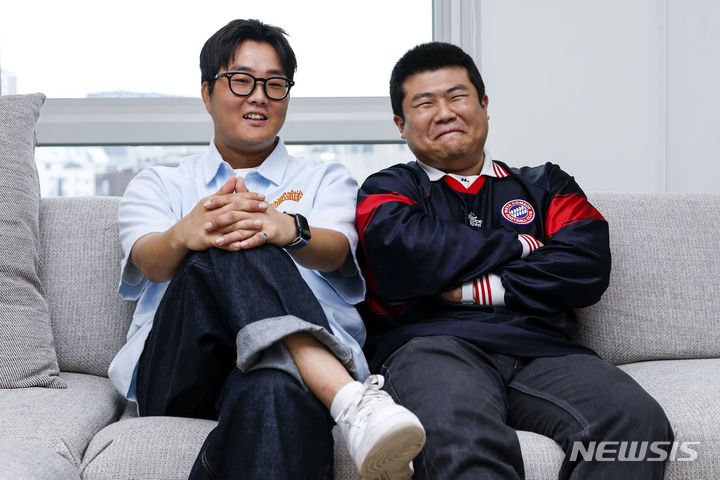 [서울=뉴시스] 정병혁 기자 = 크리에이터 뷰티풀너드의 최제우와 전경민이 13일 서울 마포구 메타코미디 사옥에서 뉴시스와의 인터뷰에 앞서 포즈를 취하고 있다. 2023.09.13. jhope@newsis.com
