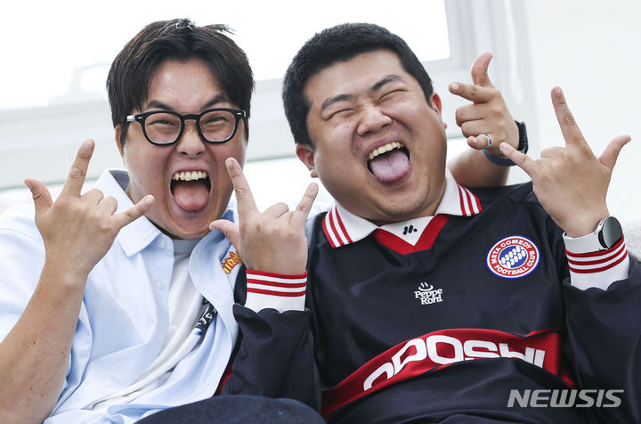 [서울=뉴시스] 정병혁 기자 = 크리에이터 뷰티풀너드의 최제우와 전경민이 13일 서울 마포구 메타코미디 사옥에서 뉴시스와의 인터뷰에 앞서 포즈를 취하고 있다. 2023.09.13. jhope@newsis.com