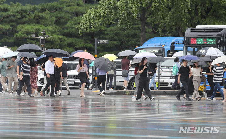 [서울=뉴시스] 권창회 기자 = 비가 내리고 있는 13일 오후 서울 종로구 광화문역 인근에서 시민들이 우산을 쓰고 이동하고 있다. 2023.09.13. kch0523@newsis.com