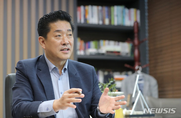 [용인=뉴시스] 김금보 기자 = 김영훈 파미노젠 대표가 지난 13일 오후 경기 용인시 파미노젠 본사에서 뉴시스와 인터뷰를 하고 있다. 2023.09.20. kgb@newsis.com