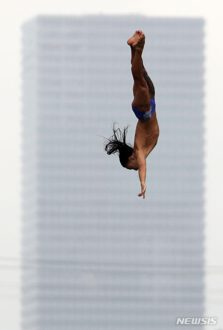 [서울=뉴시스] 김명년 기자 = 13일 오후 서울 마포구 양화대교에서 열린 '레드불 서울다이브'에서 대한민국 유일의 하이다이버 최병화가 연기를 펼치고 있다. 이번 행사는 레드불 클리프 다이빙 원드 시리즈를 국내 소비자에게 알리는 티저 성격의 프로젝트다. 2023.09.13. kmn@newsis.com