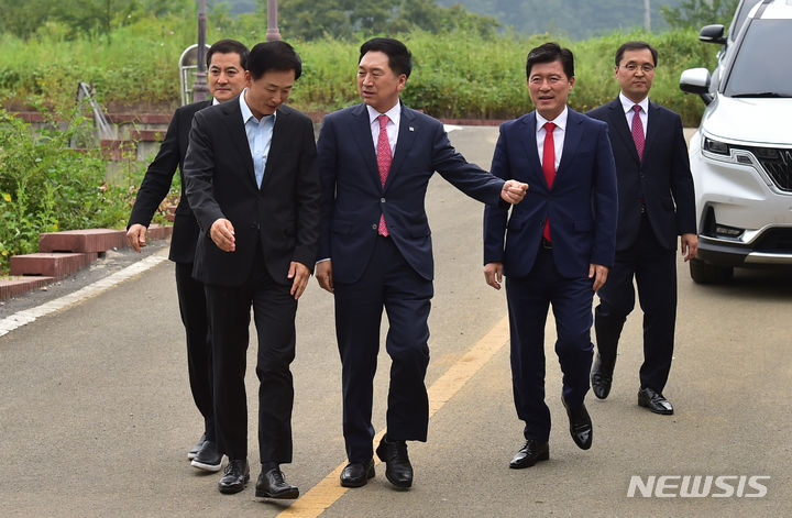 [대구=뉴시스] 이무열 기자 = 김기현 국민의힘 대표가 13일 박근혜 전 대통령을 예방하기 위해 대구 달성군 유가읍 사저로 들어가고 있다. 2023.09.13. lmy@newsis.com