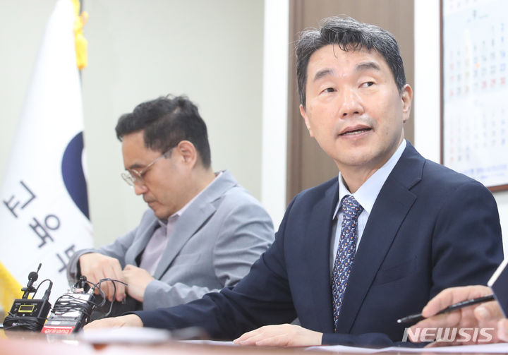 [서울=뉴시스] 김명원 기자 = 이주호 사회부총리 겸 교육부 장관이 지난 13일 서울 종로구 정부서울청사에서 영상으로 열린 교권 보호 및 강화대책 후속조치 점검 시도부교육감 회의에 참석해 발언하고 있다. 2023.09.15. kmx1105@newsis.com