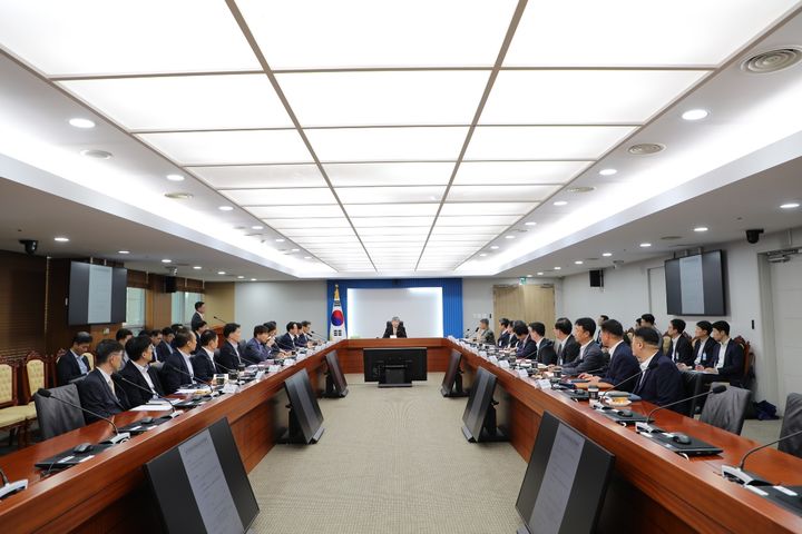 [서울=뉴시스] 조태용 국가안보실장이 지난 13일 오후 주요 국가기반시설 방호태세 점검 관계기관 회의를 주재하고 있다. (사진=대통령실 제공) 2023.09.13. photo@newsis.com *재판매 및 DB 금지