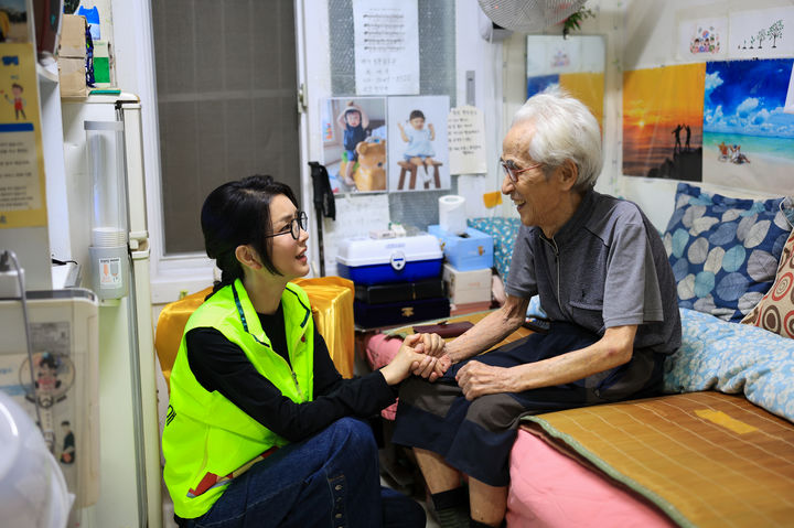 [서울=뉴시스] 윤석열 대통령 부인 김건희 여사가 13일 서울 용산구 동자동 쪽방촌을 방문해 추석 명절 선물 '희망나눔키트'를 전달한 뒤 어르신과 대화하고 있다. (사진=대통령실 제공) 2023.09.13. photo@newsis.com *재판매 및 DB 금지