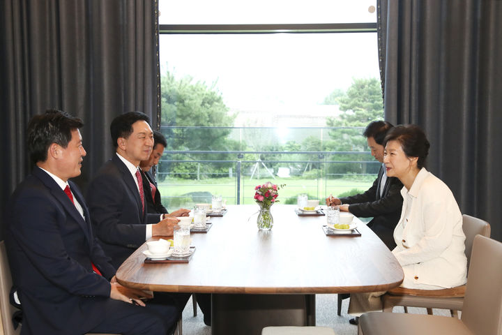 박근혜 전 대통령을 예방한 김기현 국민의힘 대표.  [서울=뉴시스] 이영환 기자 = 김기현 국민의힘 대표가 13일 대구 달성군 박근혜 전 대통령 사저에서 박 전 대통령과 대화를 하고 있다. (사진=국민의힘 제공) 2023.09.13. photo@newsis.com *재판매 및 DB 금지