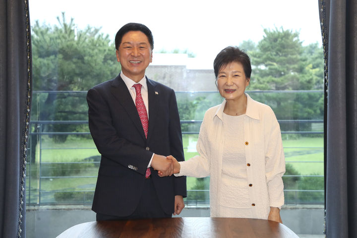 박근혜 전 대통령 예방한 김기현 국민의힘 대표.  [서울=뉴시스] 이영환 기자 = 김기현 국민의힘 대표가 지난달 13일 대구 달성군 박근혜 전 대통령 사저에서 박 전 대통령과 기념촬영을 하고 있다. (사진=국민의힘 제공) 2023.09.13. photo@newsis.com *재판매 및 DB 금지